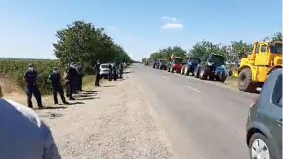 Agricultorii din Căușeni și Ștefan Vodă s-au pornit spre capitală cu tractoarele, însă sunt stopați la Anenii Noi. Poliția îi verifică dacă sunt băuți (VIDEO)