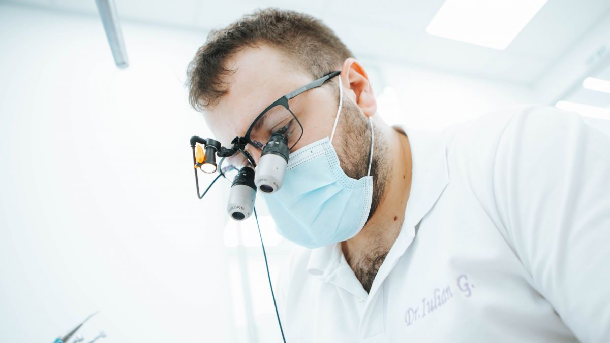Ai nevoie de o reabilitare orală totală? Echipa Smile Dent Team îți vine în ajutor