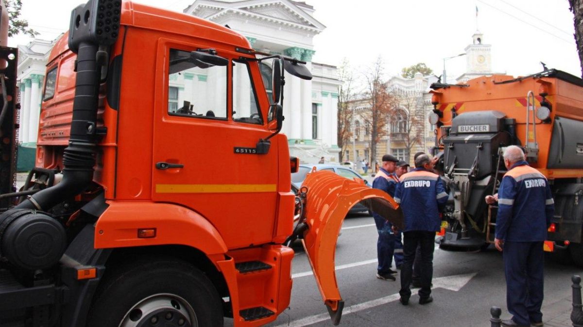 Ajutorul umanitar românesc - sub pod, iar autospecialele ruse - pe bulevardul central. Cum au defilat prin fața Primăriei cinci mașini de deszăpezire donate de Moscova (FOTO)