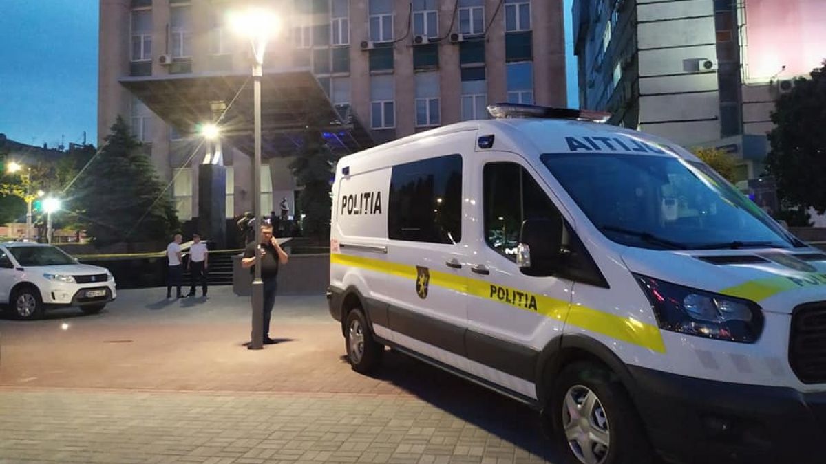 Alertă cu bomba, falsă, în incinta sediului Moldtelecom. Bărbatul care a făcut apelul, reținut