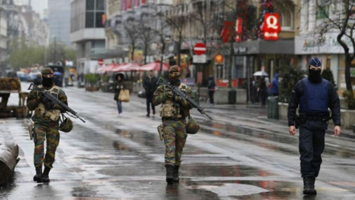 Alertă la Bruxelles: Un individ a atacat cu un cuțit doi militari