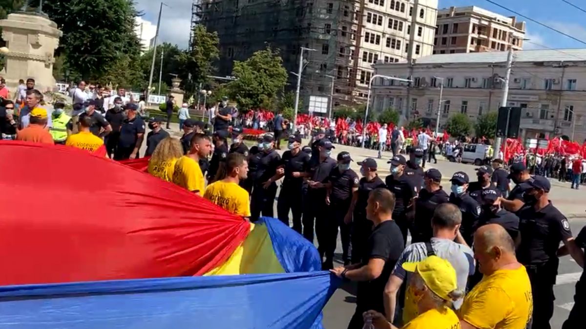 Altercații în fața monumentului lui Ștefan cel Mare. Unioniștii, luați pe sus de carabinieri, în momentul în care coloana socialiștilor ajunge în centru (VIDEO)