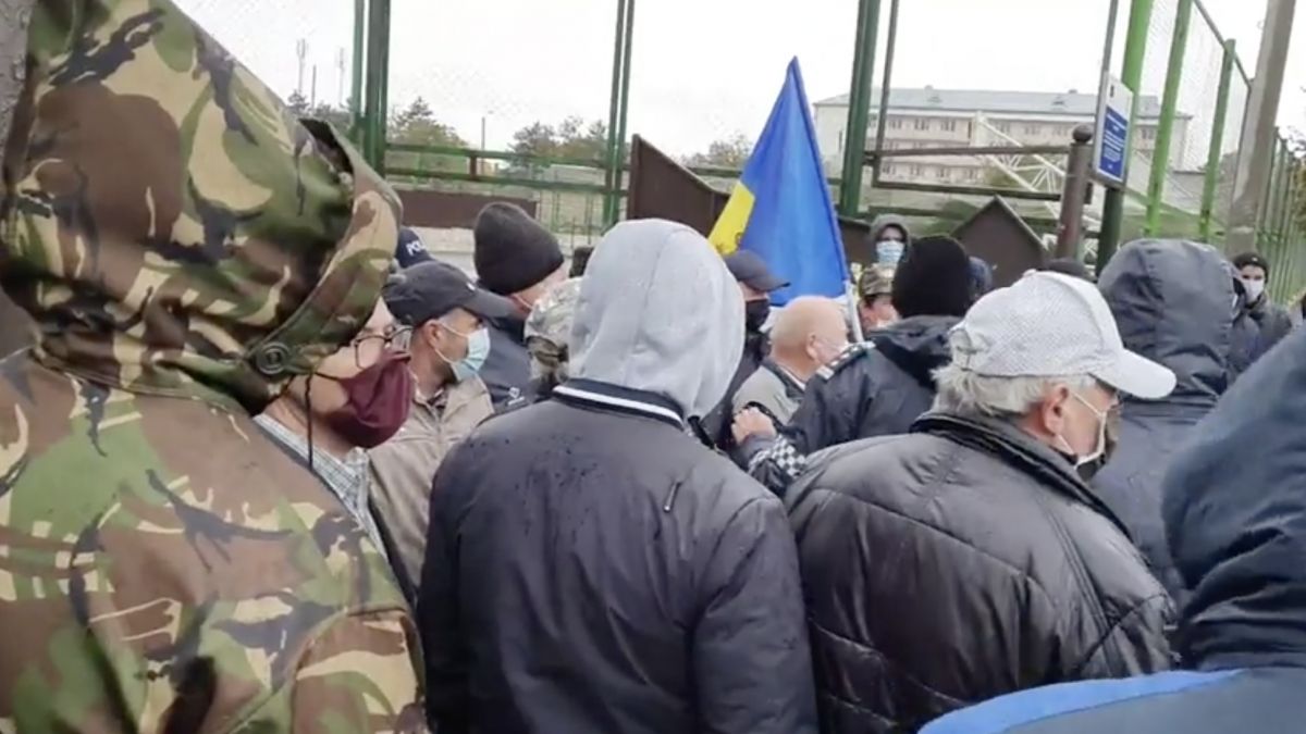 Altercații la Varnița. Veterani și poliție, la fața locului. „Dacă ai pistolul acum, împușcă-mă și gata”