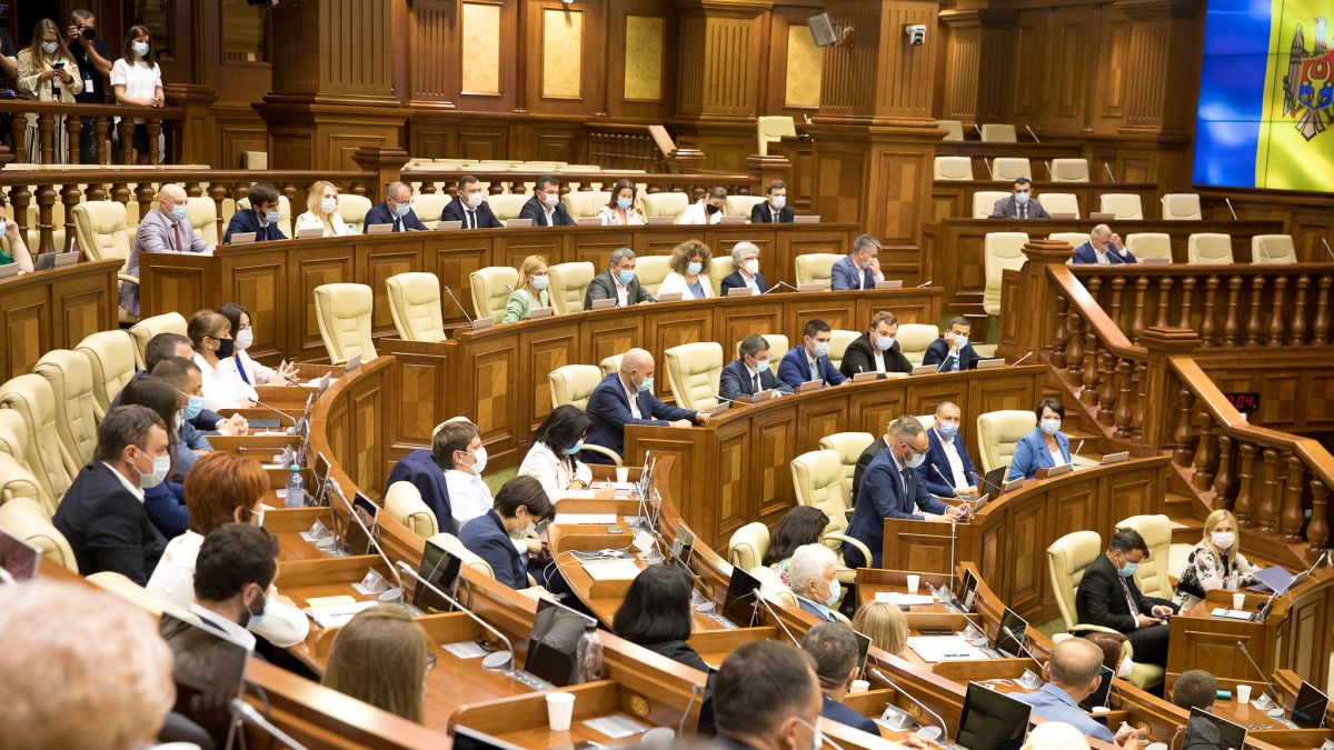 Alți doi deputați PAS pleacă din Parlament. Fotoliile de parlamentar ar reveni unui interpret și unui primar