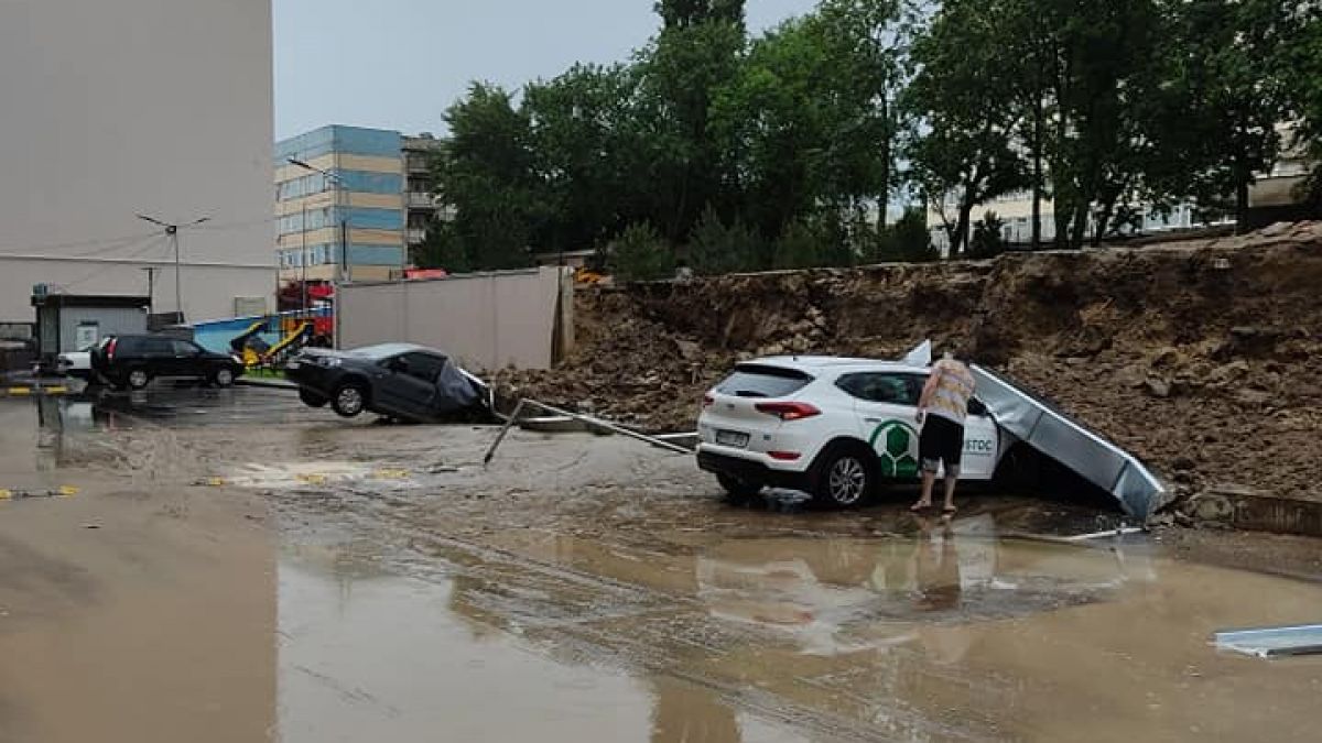 Alunecare de teren din cauza ploii. Pământul aproape că a înghițit două mașini (VIDEO, FOTO)
