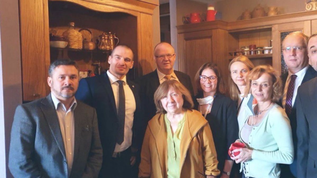 Ambasadorii europeni s-au adunat acasă la laureata Nobel și opozanta regimului din Belarus, Svetlana Aleksievici, pentru a o proteja de arest