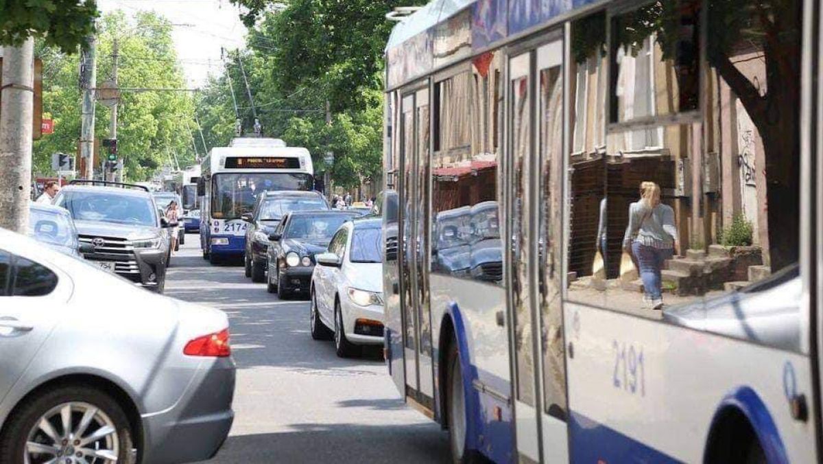 Ambuteiaje pe mai multe străzi ale capitalei. Transportul public circulă cu întârzieri de până la 25 de minute