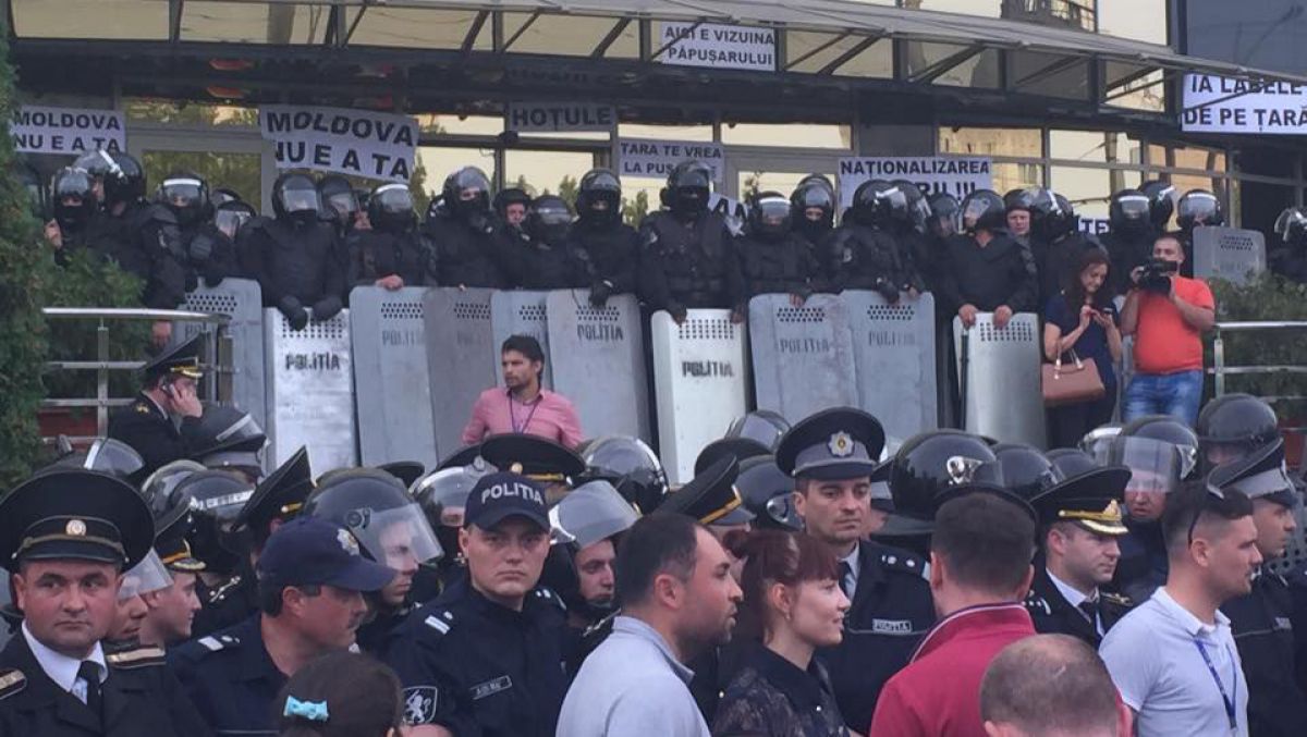 Andrei Năstase: Plahotniuc a infiltrat provocatori în mulțime în timpul protestului din fața GBC