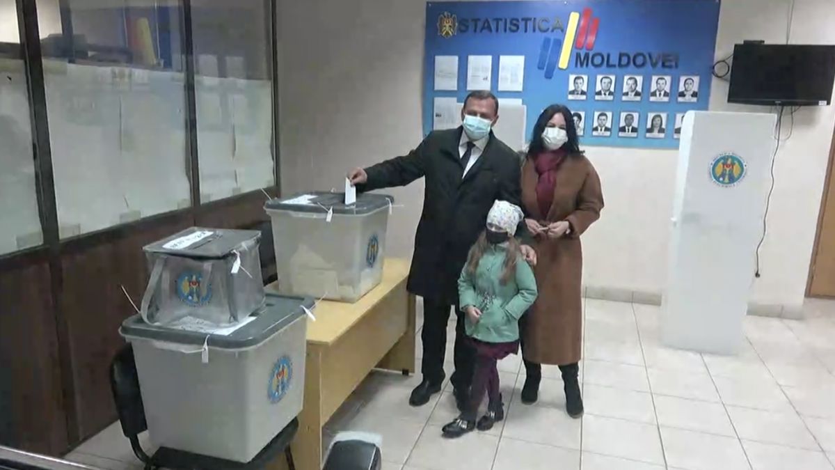  Andrei Năstase, însoțit de soție și fiică, și-a exercitat dreptul la vot: „Sunt sigur că oamenii vor alege ceea ce au nevoie” (VIDEO)