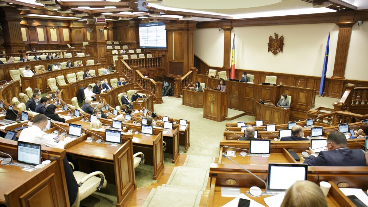 Proiect cu dedicație sau soluție pentru criza de cadre? O inițiativă PAS, criticată de opoziție și societatea civilă