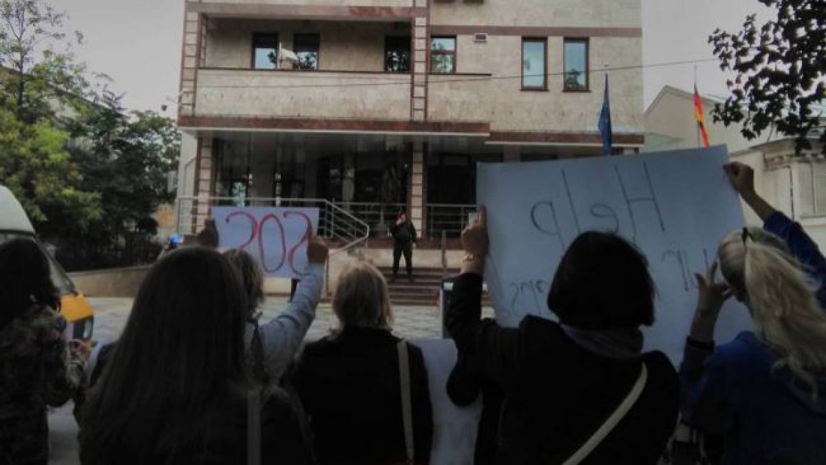 Angajații liceului „Orizont” cer ajutorul diplomaților străini de la Chișinău