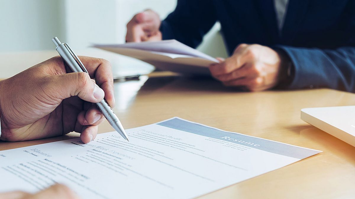 Angajatorii și salariații vor fi susținuți de Guvern pe durata perioadei pandemice. Care sunt cele patru mecanisme disponibile