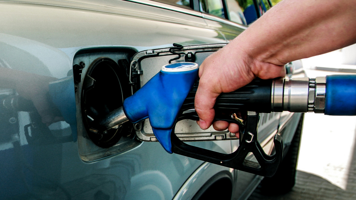 ANRE a anunță noi prețuri plafon la benzină și motorină: Indicii continuă să scadă