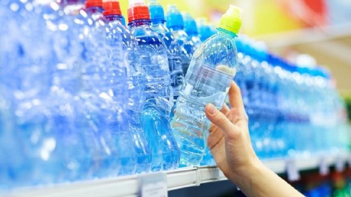 Apa îmbuteliată este de 3.500 de ori mai rea pentru mediu decât apa de la robinet, spun oamenii de știință