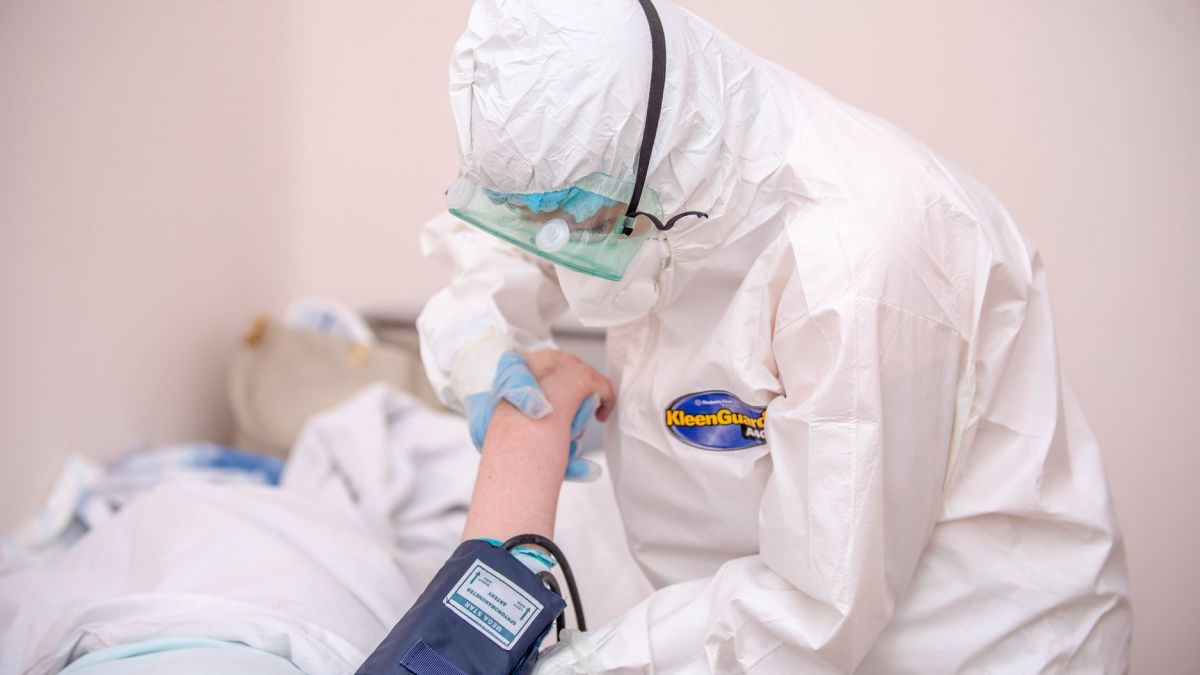 Aproape 10% dintre lucrătorii medicali infectați au fost tratați de coronavirus