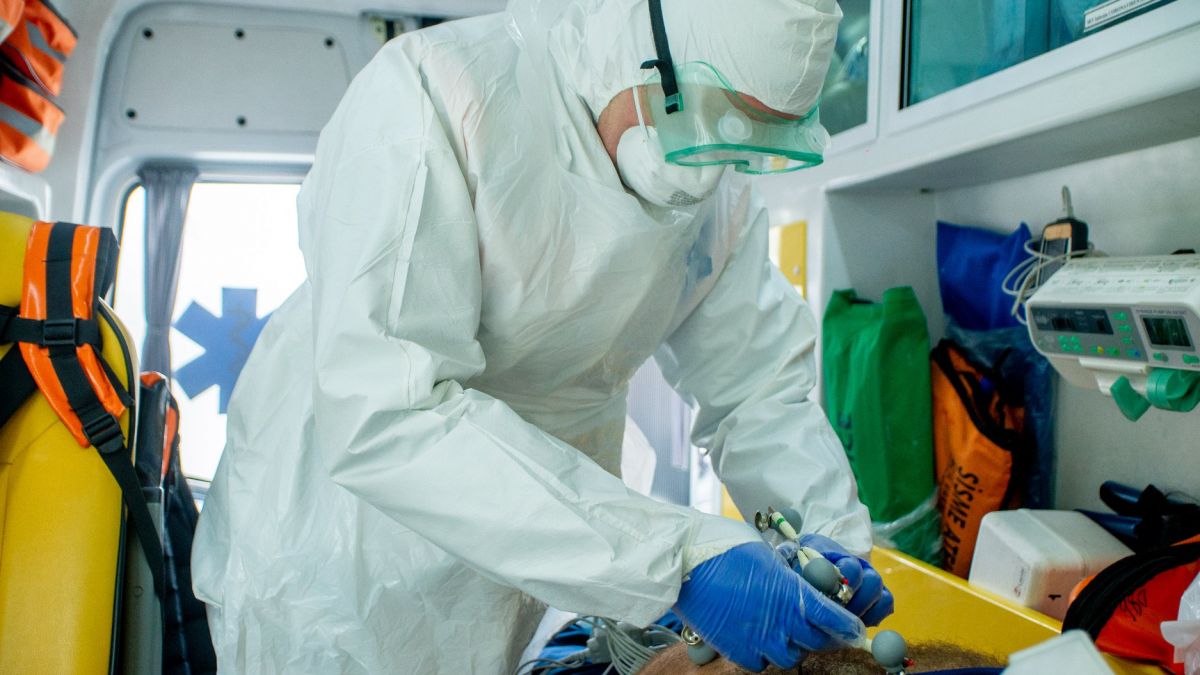 Aproape 16 mii de lucrători medicali s-au infectat cu noul coronavirus