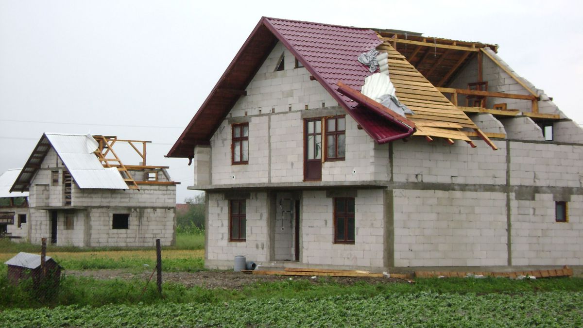 Aproape 40 de case din nordul țării au rămas fără acoperișuri în urma furtunii