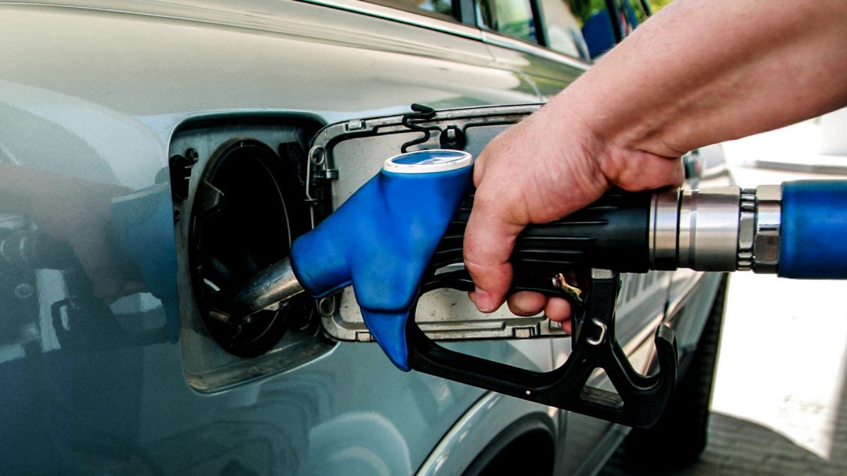 Aprobat definitiv în Parlament: ANRE va stabili zilnic prețul plafon pentru produsele petroliere de primă necesitate