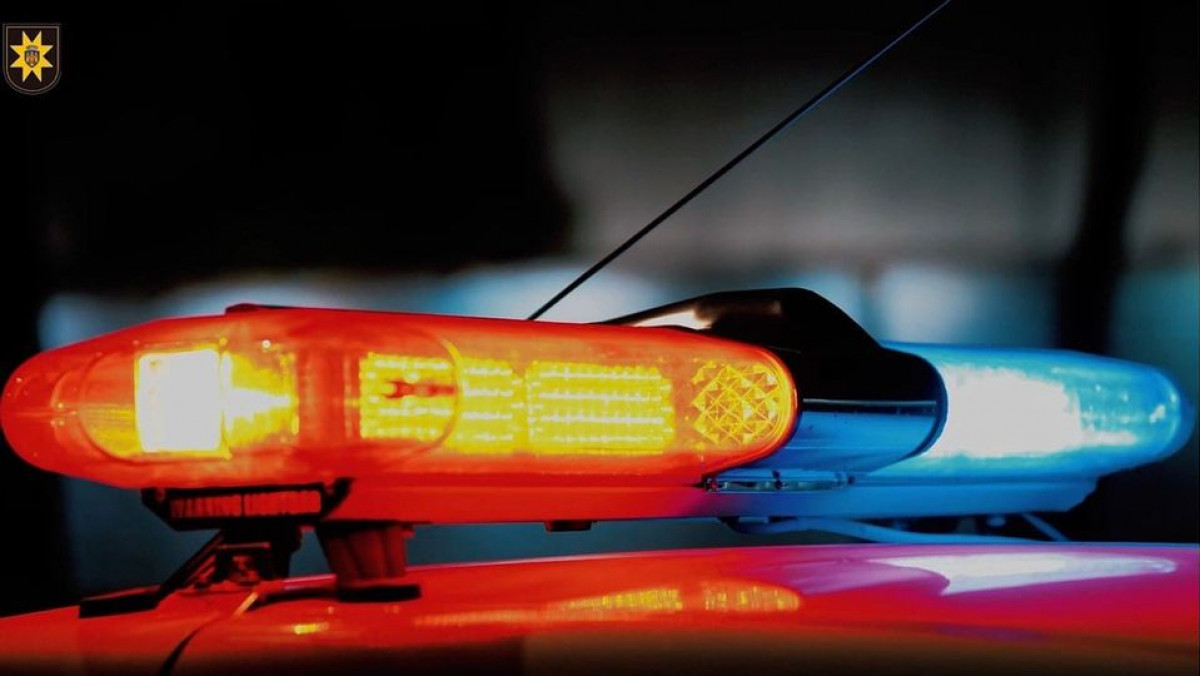Ar fi atacat polițiștii cu un cuțit. Pentru a-l opri, oamenii legii l-au împușcat în abdomen