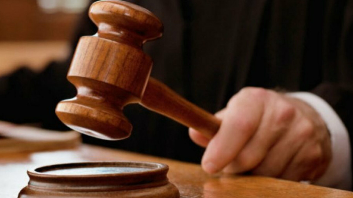 Ar fi deposedat ilegal de apartament un bărbat. Un executor judecătoresc și complicii lui, trimiși pe banca acuzaților