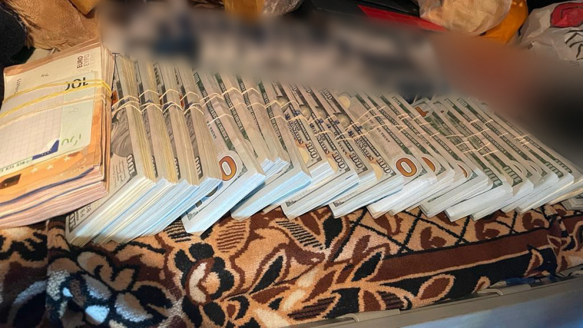 Ar fi încercat să transporte ilegal peste frontiera de stat a 240 mii dolari și opt mii euro