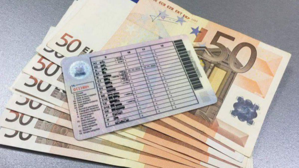 Ar fi oferit „pe sub mână” permise de conducere, iar acum riscă ani de pușcărie. O femeie din Bălți a ajuns pe banca acuzaților