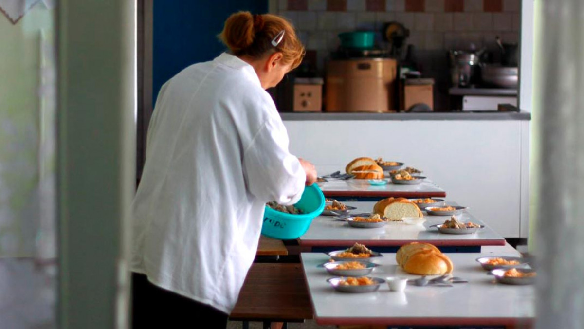 Șeful unei întreprinderi municipale de alimentație publică și trei complici, reținuți pentru 72 de ore pentru fapte de corupție