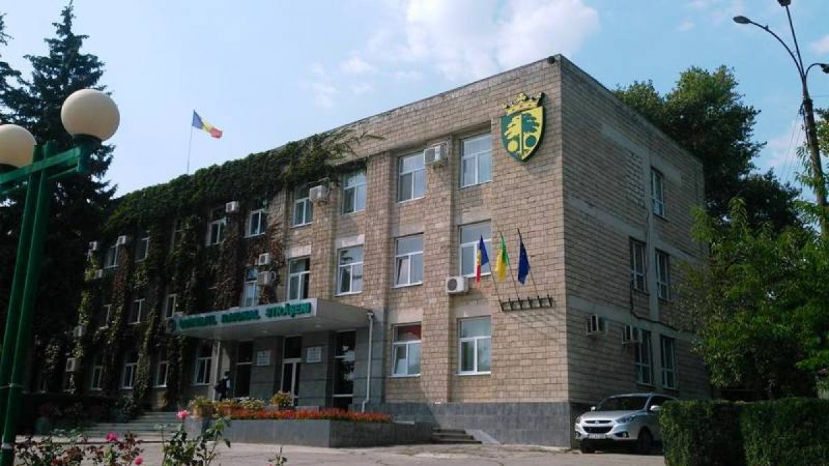 „Ar fi utilizat resurse administrative în scopuri personale”. Cum argumentează consilierii raionului Strășeni demiterea președintelui Pavel Tamaciuc (DOC)