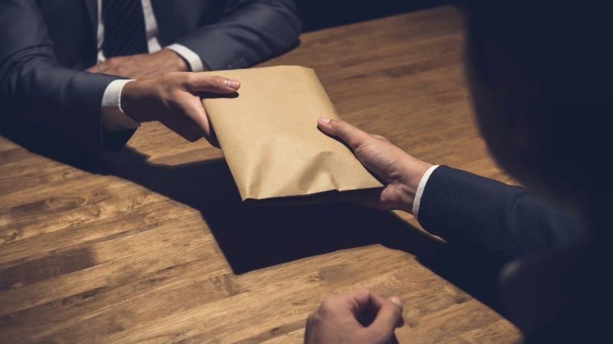 Ar fi vrut să-l scape pe un prieten de pedeapsă contra unei sume de 15.000 de euro. Doi bărbaţi din capitală, reţinuţi de CNA