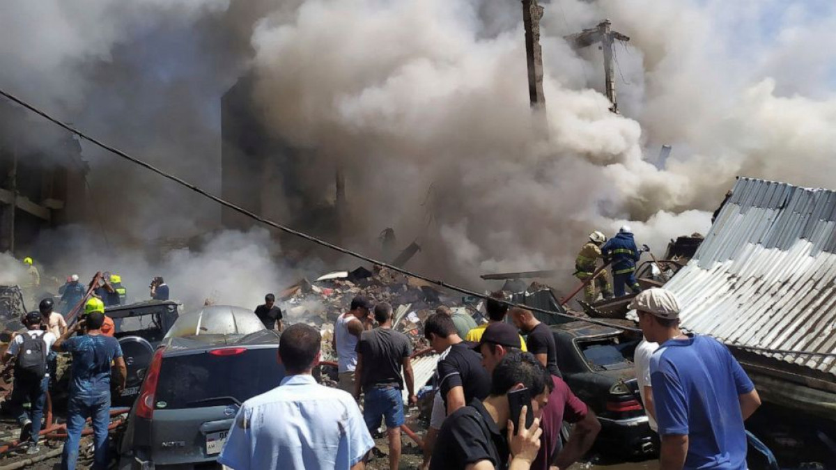 Armenia: Cel puțin șase persoane au decedat iar alte 16 au dispărut, după ce un incendiu a izbucnit într-un centru comercial din Erevan