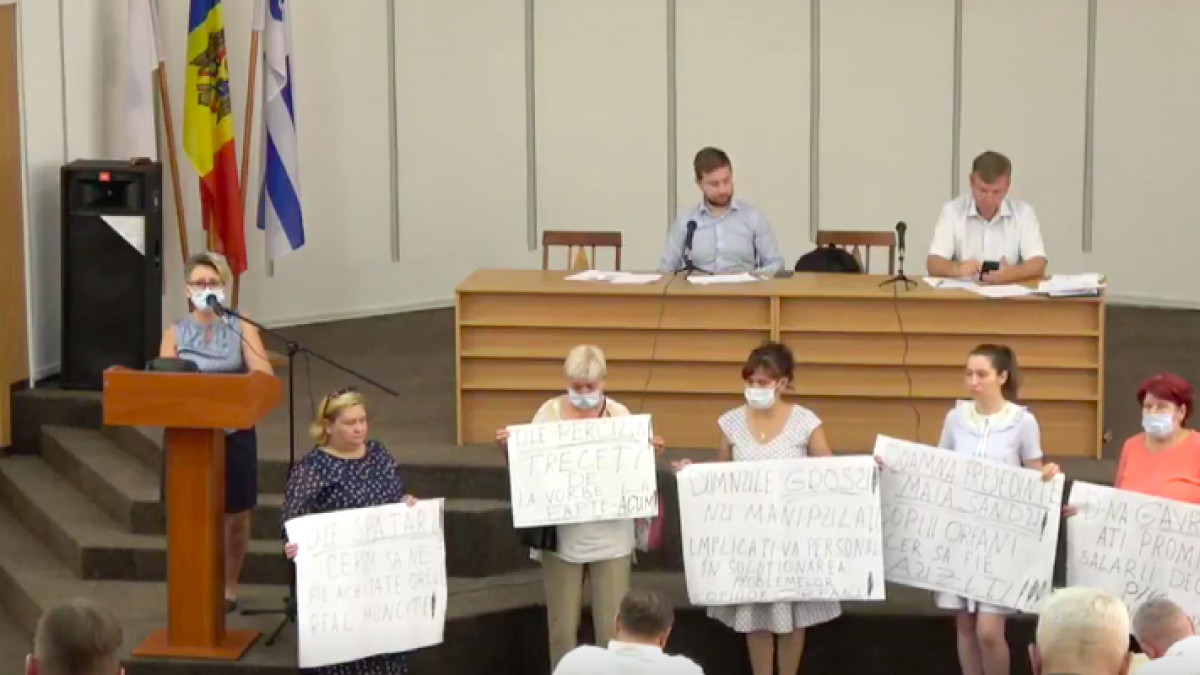 Asistenții parentali solicită CMC elaborarea un proiect de lege pentru includerea profesiei în Codul Muncii și majorarea salariului