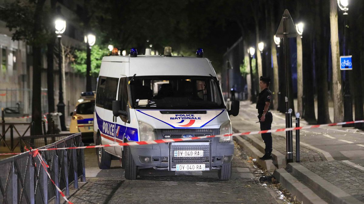 Atac cu cuțitul la Paris: Șapte răniți, dintre care patru grav. Agresorul a fost arestat