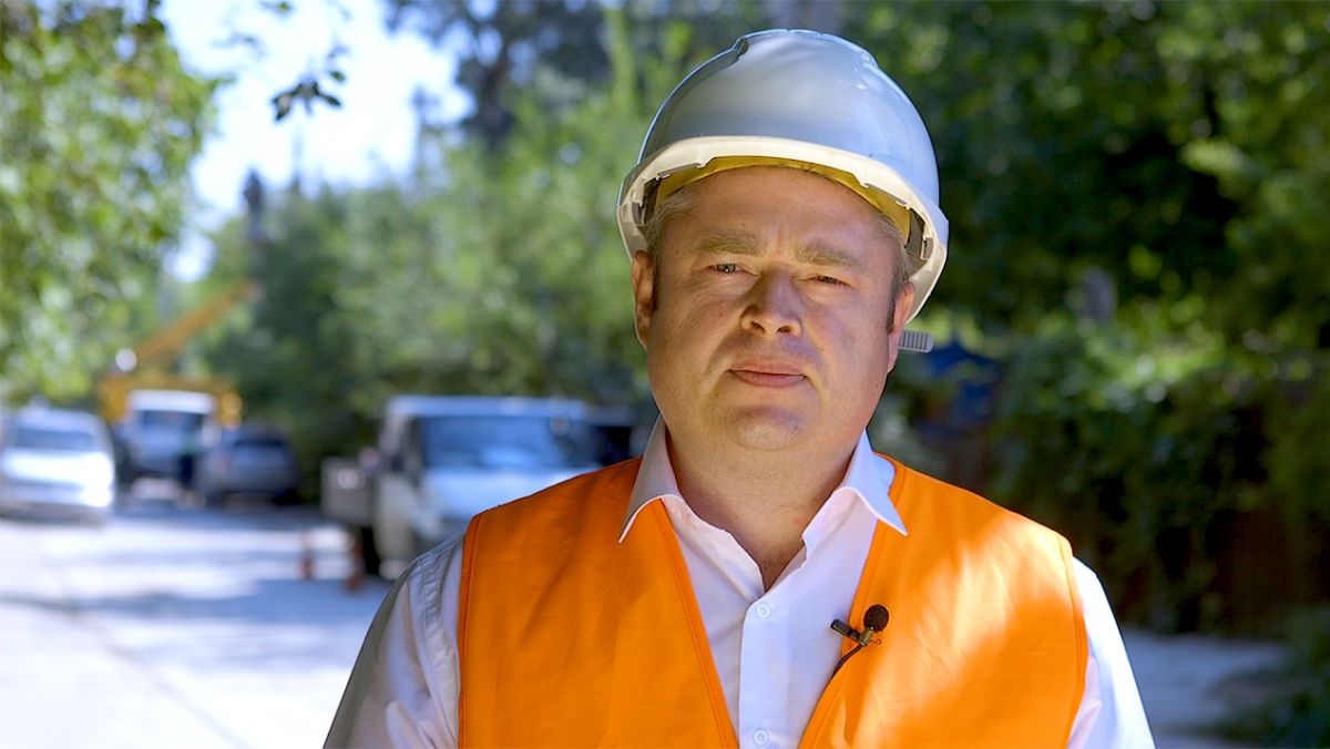 Principala regulă pe ploaie sau furtună: NU atinge sub nicio formă firele rupte sau căzute la pământ (VIDEO)