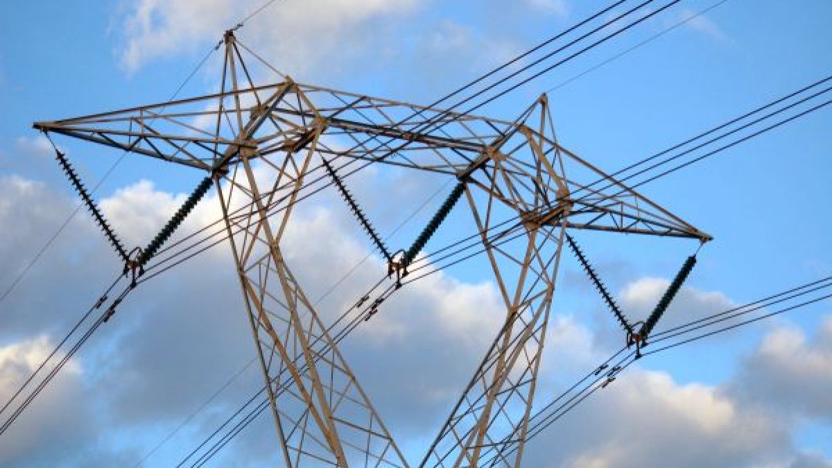 Atenție la conductoarele electrice! Oamenii, îndemnați să respecte regulile de securitate în contextul vânturilor puternice
