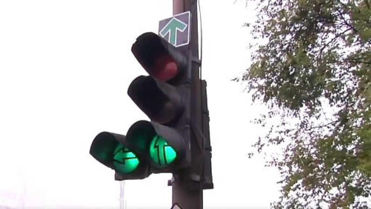 Atenție, șoferi! Panoul cu săgeata verde pe fundal negru, de la intersecția străzilor Calea-Orheiului - Ceucari, a fost demontat