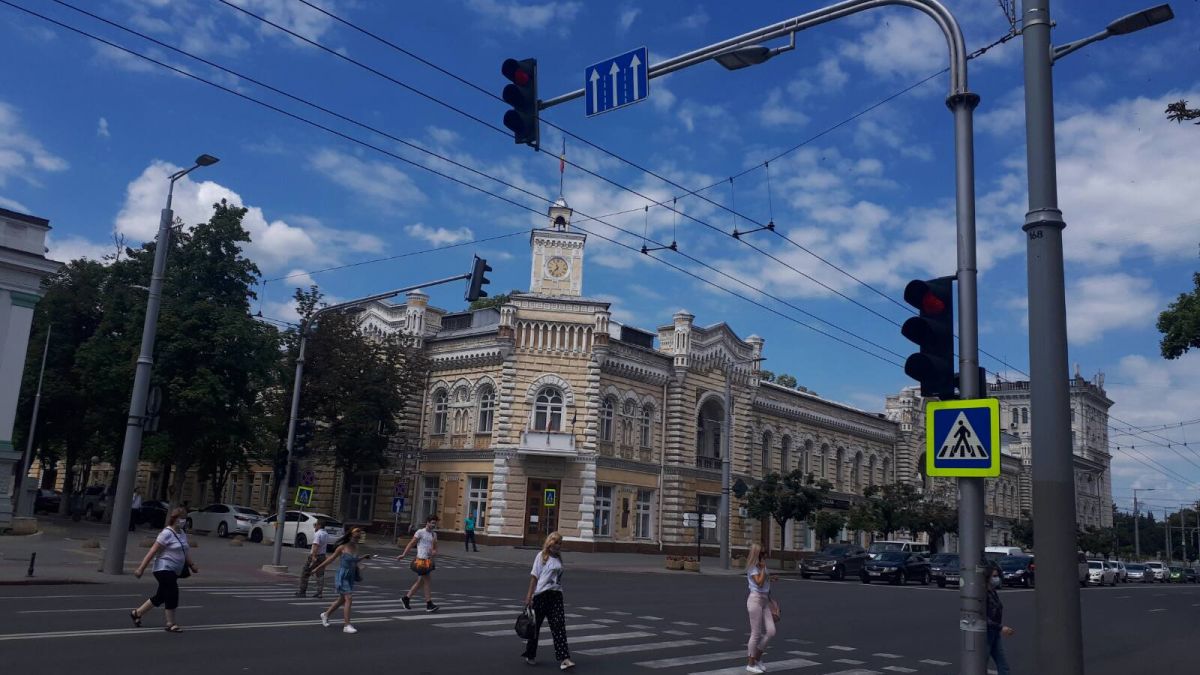 Atenție șoferi și pietoni: Un nou semafor, pus în funcțiune pe bulevardul Ștefan cel Mare