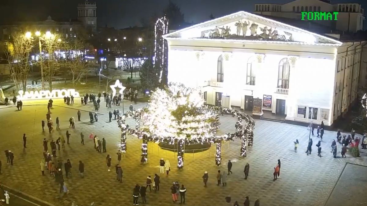 Atmosfera de sărbătoare, dată peste cap într-un oraș din Ucraina. Din cauza vântului puternic, a căzut Pomul de Crăciun