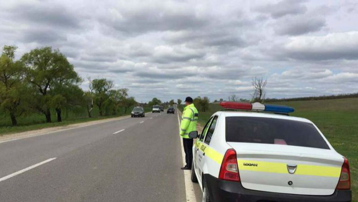 Au bătut și au stropit cu gaz lacrimogen un șofer care nu a vrut să treacă testul la alcoolemie. Doi agenți de patrulare vor fi judecați