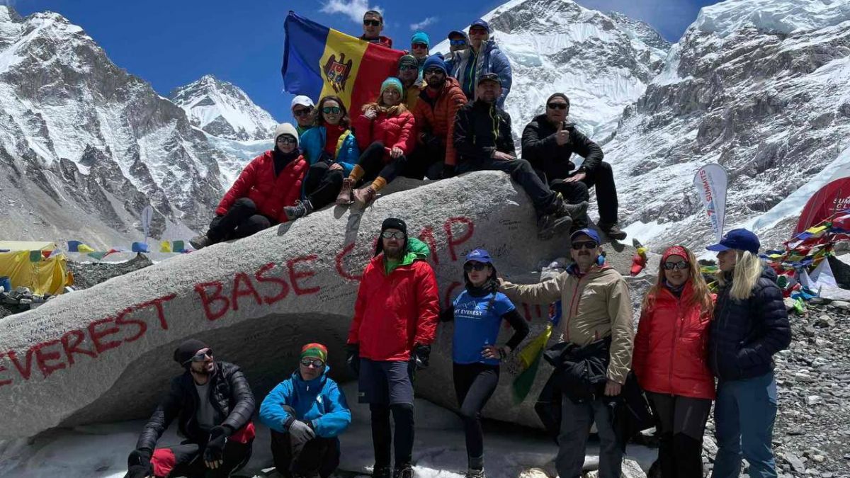 Au cucerit Everestul, dar au rămas blocați în Nepal. 23 de moldoveni nu pot reveni acasă (FOTO)