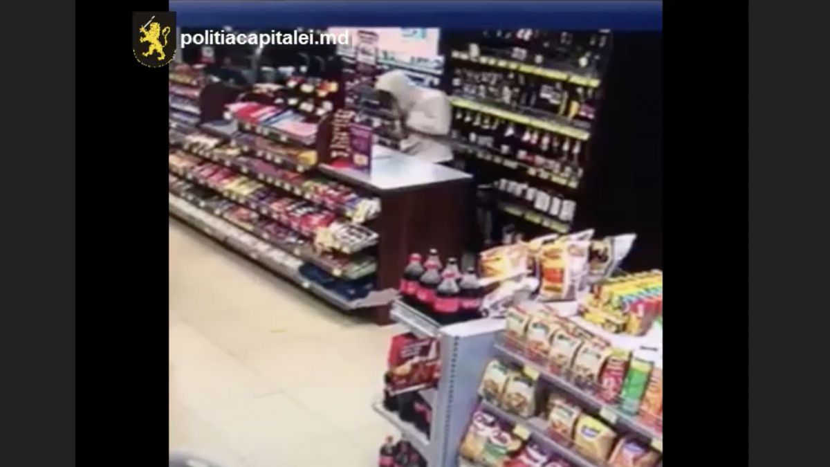 VIDEO. Au dat buzna într-o stație peco, de unde au ieșit cu peste 38.000 de lei. Unul dintre jefuitori e angajat al benzinăriei