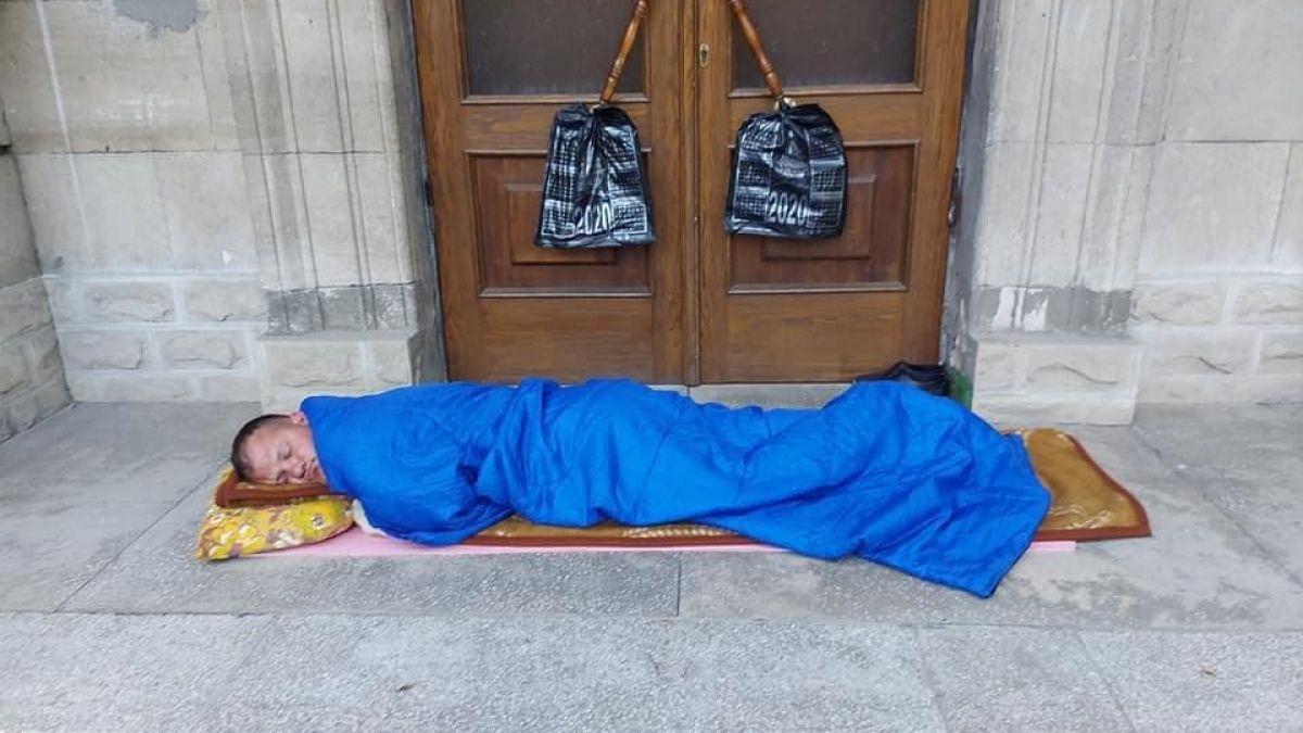 Au dormit pe trotuar, în fața clădirii SIS. Cum au fost surprinși membrii AUR (FOTO)