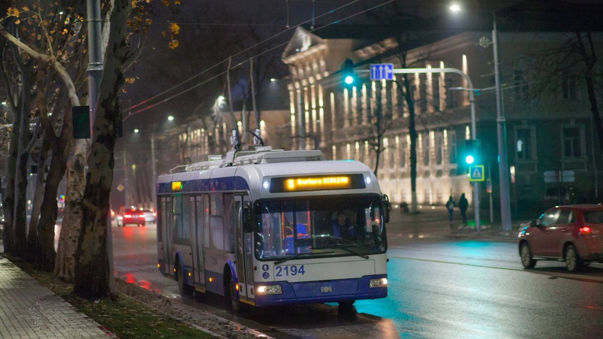 Au fost găsiți părinții fetiței uitată în troleibuzul de pe ruta 22. Ce riscă aceștia