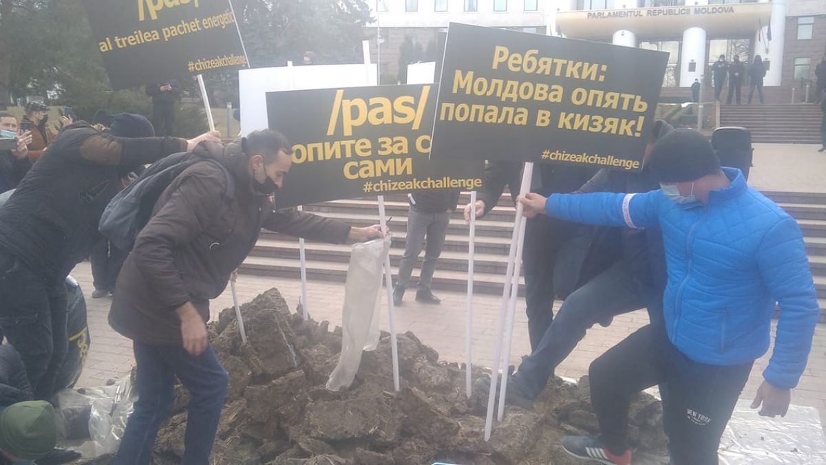 Au împrăștiat tizic în curtea Parlamentului. Congresul Civic manifestă în plină pandemie (FOTO. VIDEO)