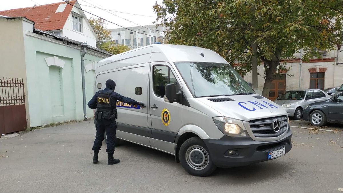 Au încercat să ajute un bărbat să scape de răspundere penală, dar au ajuns în izolatorul CNA. Isprava a doi suspecți