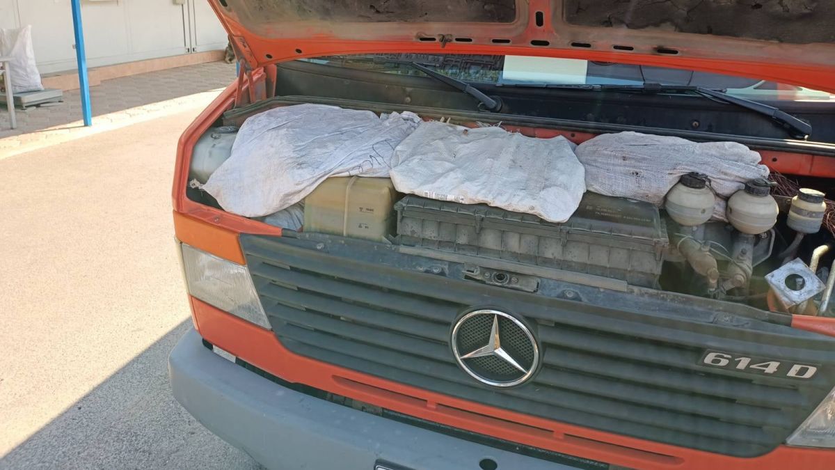 Au încercat să ascundă bunuri nedeclarate sub capotele vehiculelor. Ce pedeapsă riscă persoanele