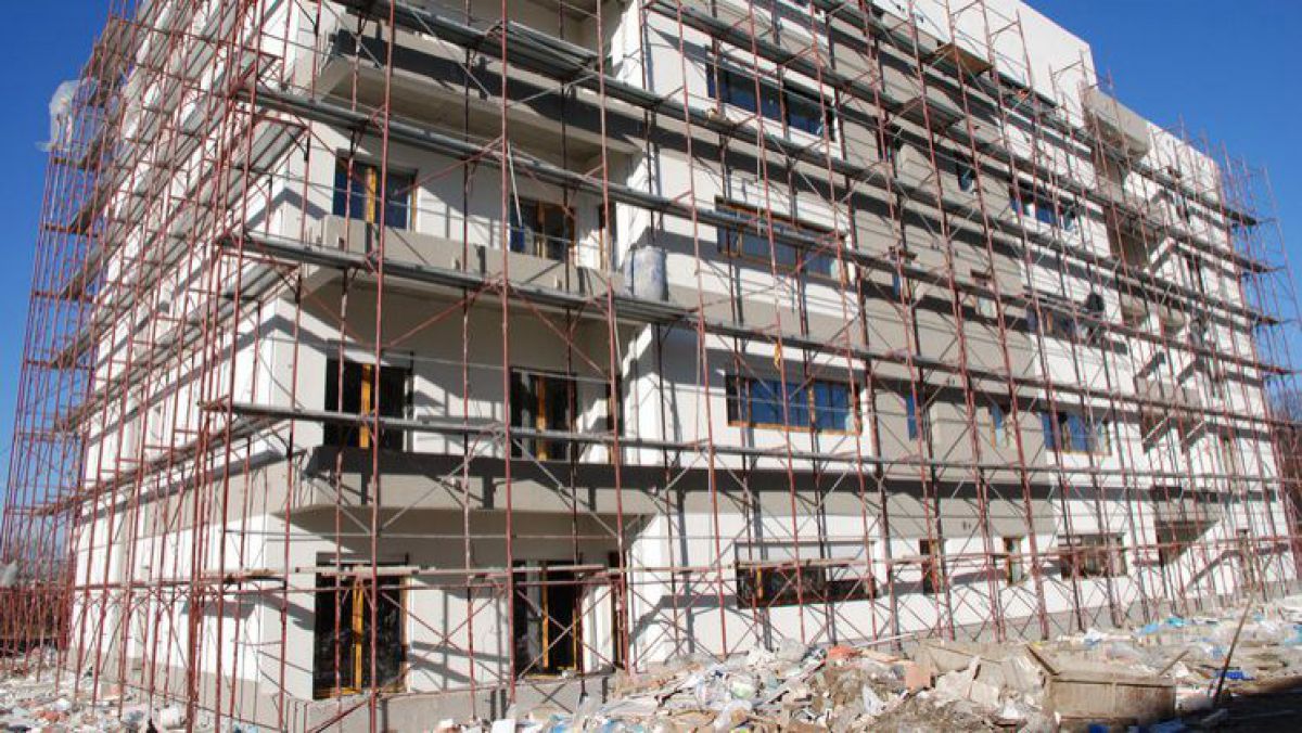 Au prejudiciat, prin abuz, 71 de investitori. Conducerea a două companii de construcție, deferită justiției