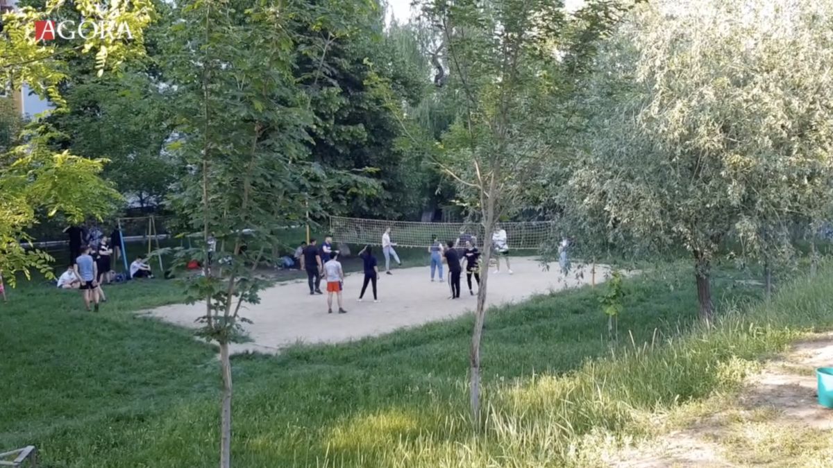 Au uitat de coronavirus? Deși restricțiile rămân în vigoare, terenul sportiv de la Valea Morilor este suprasolicitat (VIDEO)