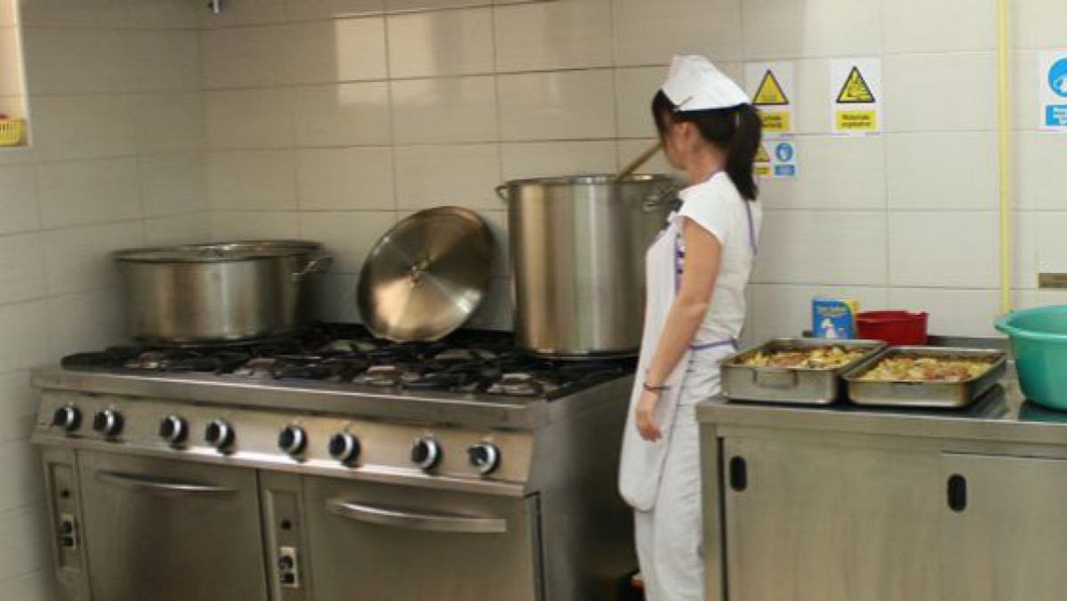 AUDIO. „Găină împuțită” și „pește cu paraziți” la grădinițe. Stenograma interceptărilor telefonice în dosarul alimentelor alterate
