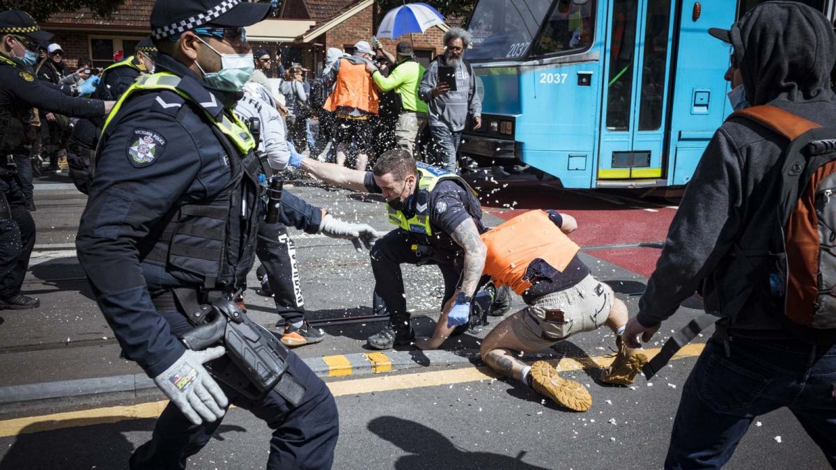 Australia: Sute pe persoane au fost arestate la un protest împotriva restricțiilor în pandemie. Cinci polițiști, spitalizați