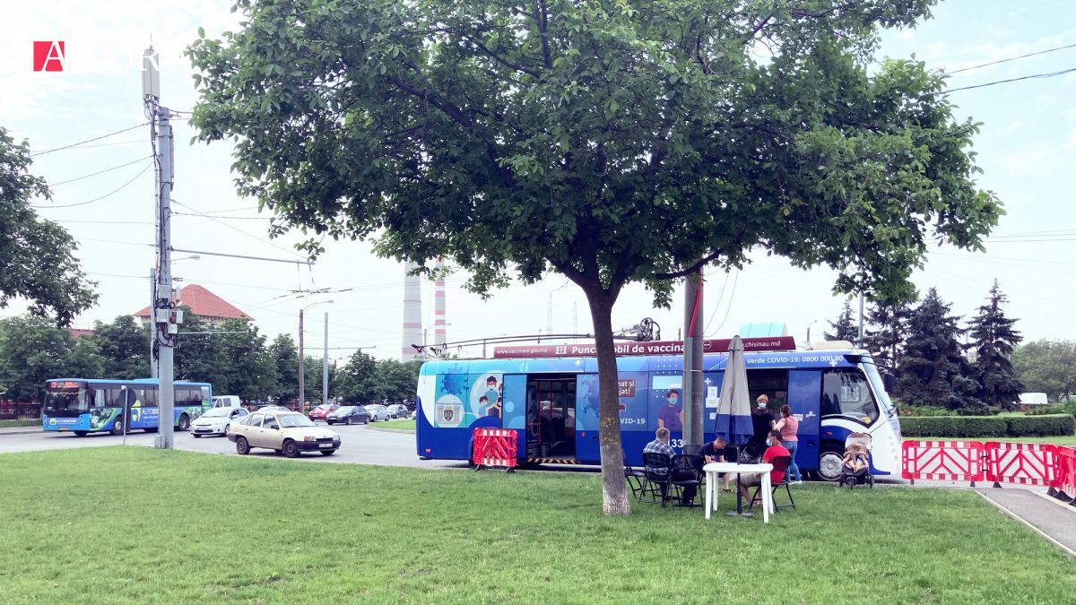 Autobuzul pentru imunizarea anti-COVID vine azi la Vadul lui Vodă. Iată unde va staționa în Chișinău troleibuzul cu vaccin